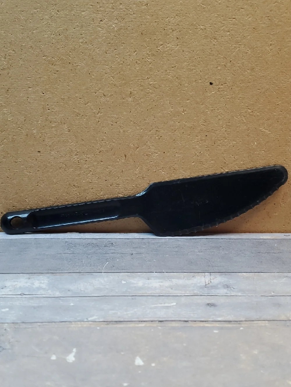 TUPPERWARE BLACK SERRATED EDGE CAKE CUTTER KNIFE  1819-9